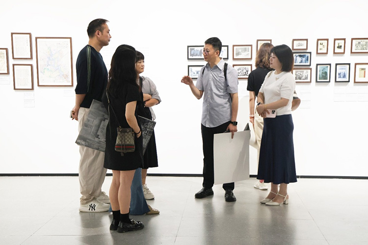展覽現(xiàn)場交流。翠屏區(qū)融媒體中心供圖