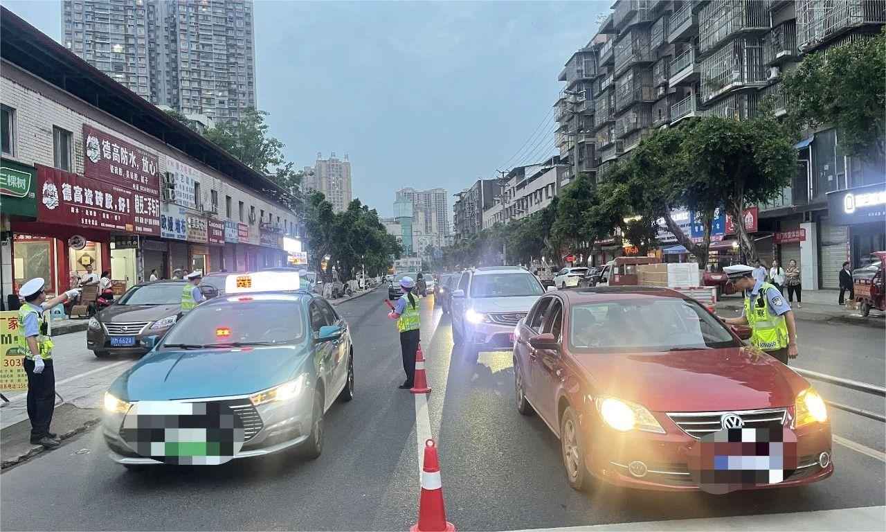 資陽公安交警高考前期排查通行車輛。資陽公安交警供圖