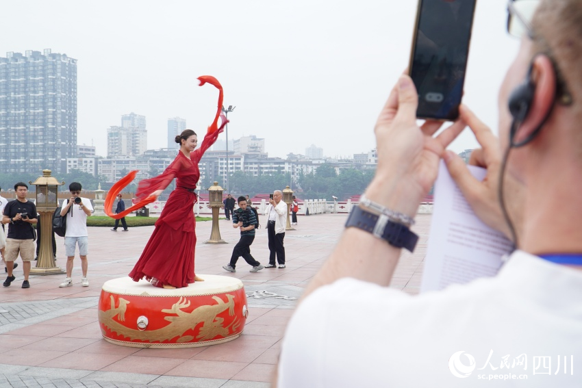 踩線團嘉賓舉起手機記錄表演精彩時刻。人民網(wǎng) 趙祖樂攝
