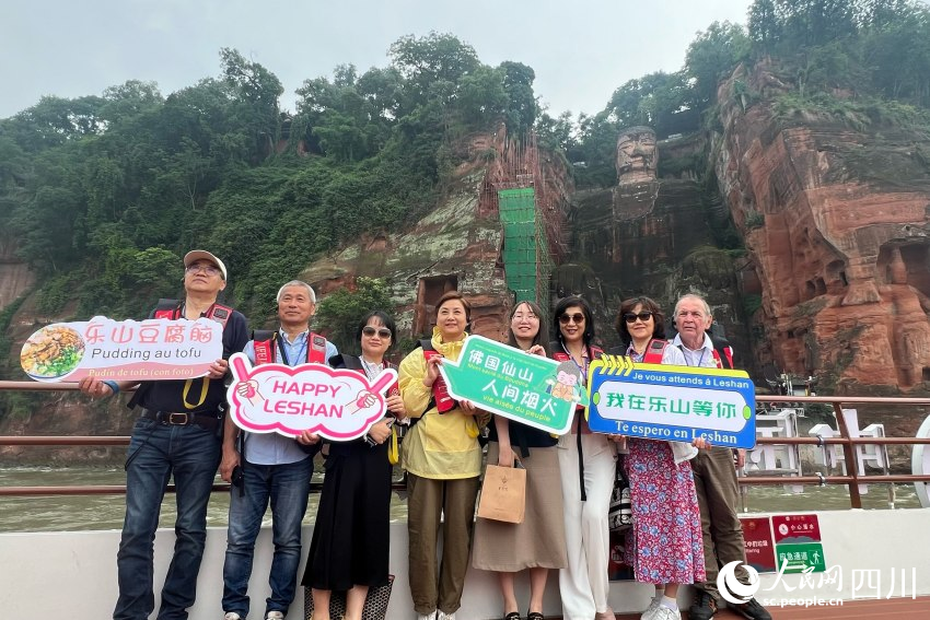 踩線團(tuán)嘉賓在樂山大佛前合影。人民網(wǎng) 趙祖樂攝