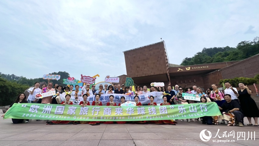 踩線團一行在大佛文化廣場上合影。人民網(wǎng) 趙祖樂攝