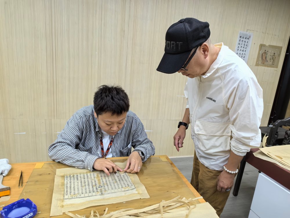 三蘇祠工作人員正在修復(fù)古籍。眉山市文廣旅局供圖