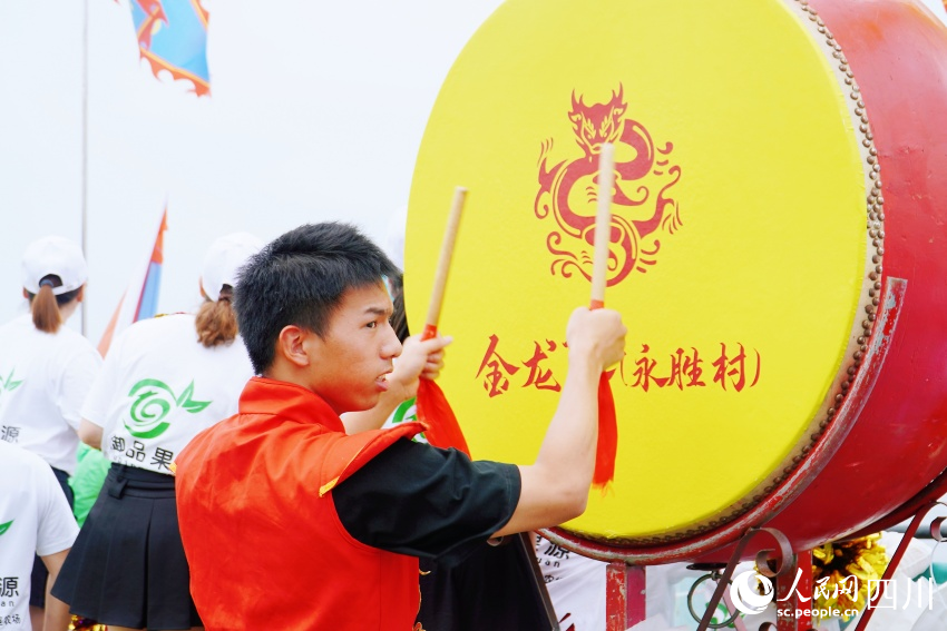 鼓手為比賽隊(duì)伍擊鼓助力。人民網(wǎng) 趙祖樂(lè)攝