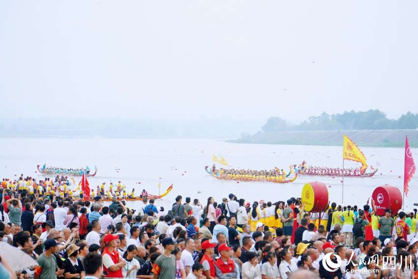 龍舟賽現(xiàn)場(chǎng)。人民網(wǎng) 趙祖樂(lè)攝