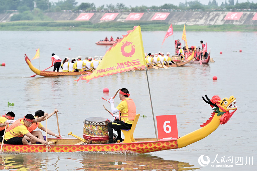 龍舟賽現(xiàn)場(chǎng)。人民網(wǎng) 趙祖樂(lè)攝