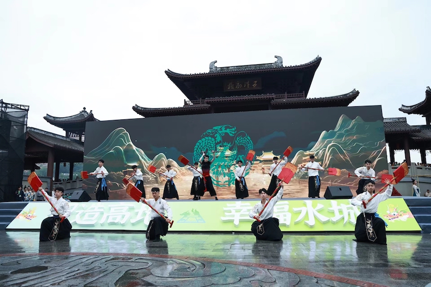 2024天府端午龍舟會(huì)啟動(dòng)儀式現(xiàn)場。新津區(qū)委宣傳部供圖