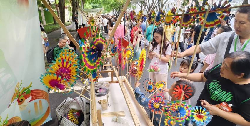 南河沿岸非遺集市吸引市民駐足體驗(yàn)、選購。新津區(qū)委宣傳部供圖