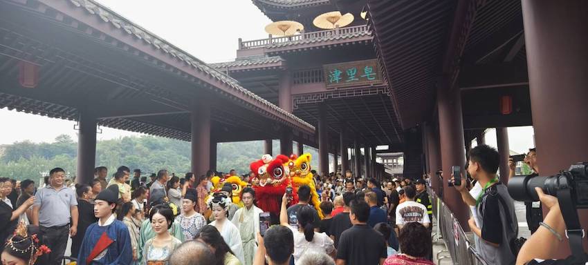 現(xiàn)場(chǎng)人潮涌動(dòng)，市民在南河沿岸圍觀。新津區(qū)委宣傳部供圖