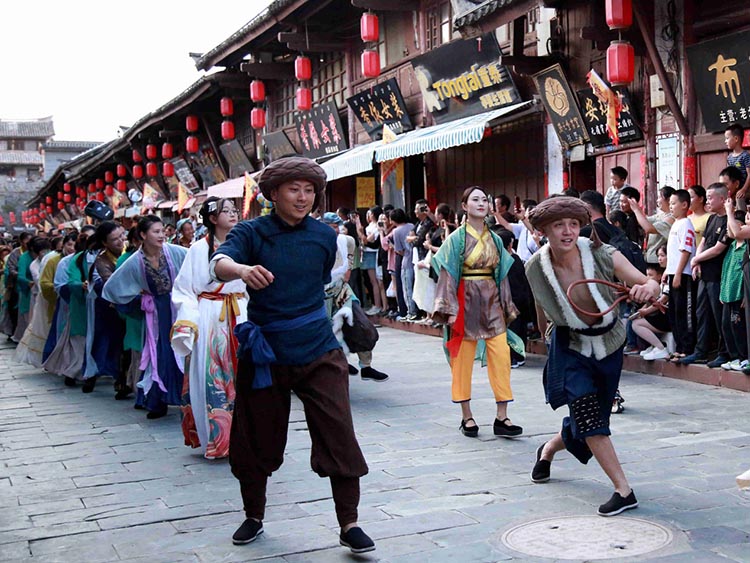 會理端午節(jié)巡游活動現(xiàn)場。沙琳供圖