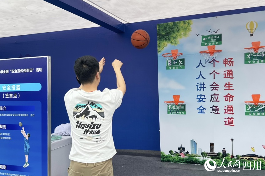 市民在創(chuàng)意互動(dòng)區(qū)進(jìn)行體驗(yàn)。人民網(wǎng) 趙祖樂(lè)攝
