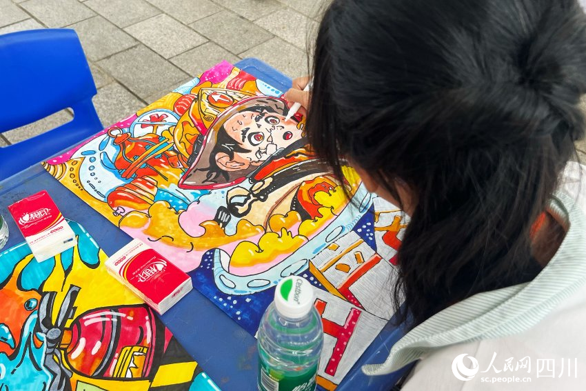 小朋友們用他們喜愛的方式描繪心中的安全世界。人民網(wǎng) 彭茜攝
