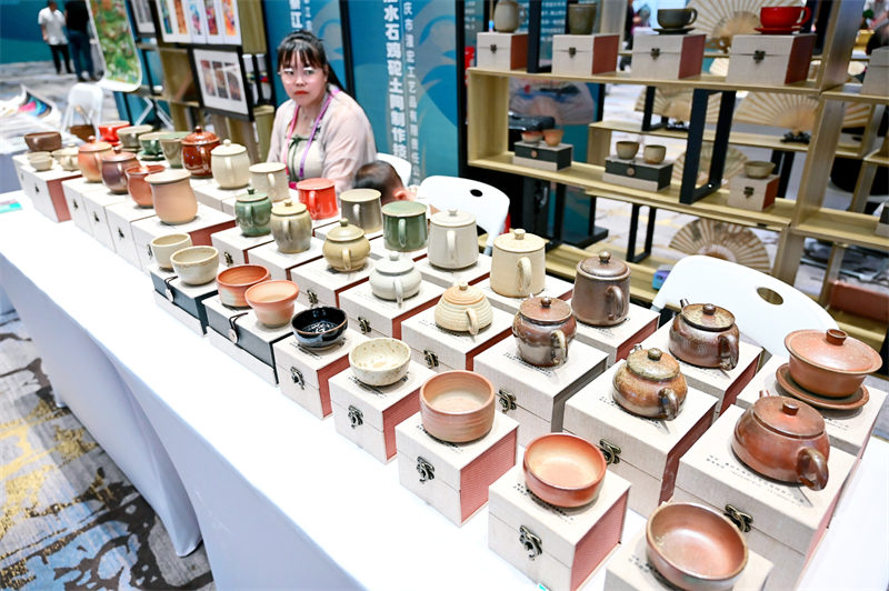 參展商帶來精美的展品。廣安市融媒體中心供圖