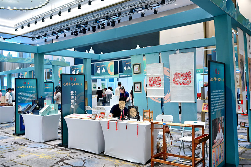 武勝剪紙展臺(tái)。廣安市融媒體中心供圖