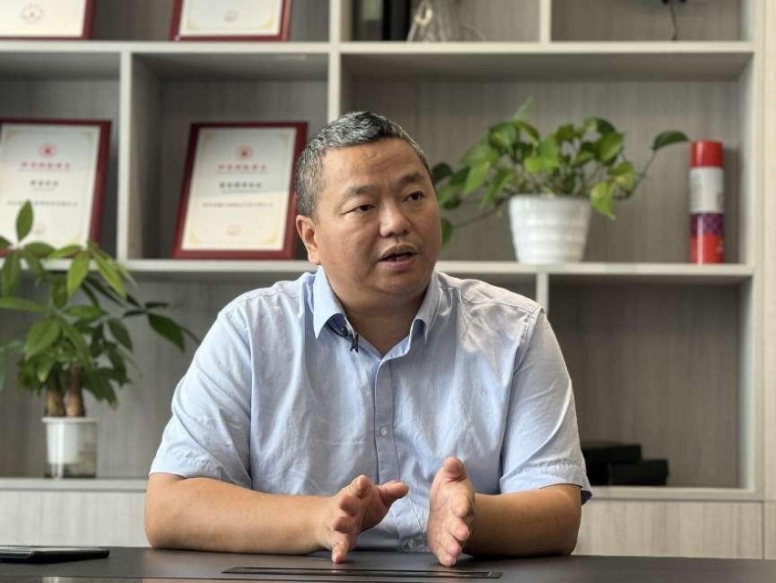 四川國際商會招投標專委會會長陳繼華受訪圖。王凡攝