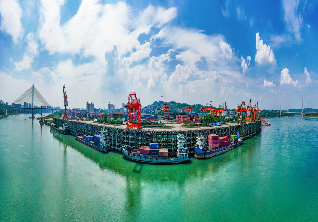 天府首港瀘州港，已成為公、水、鐵聯(lián)動(dòng)的樞紐港。瀘州市委宣傳部供圖