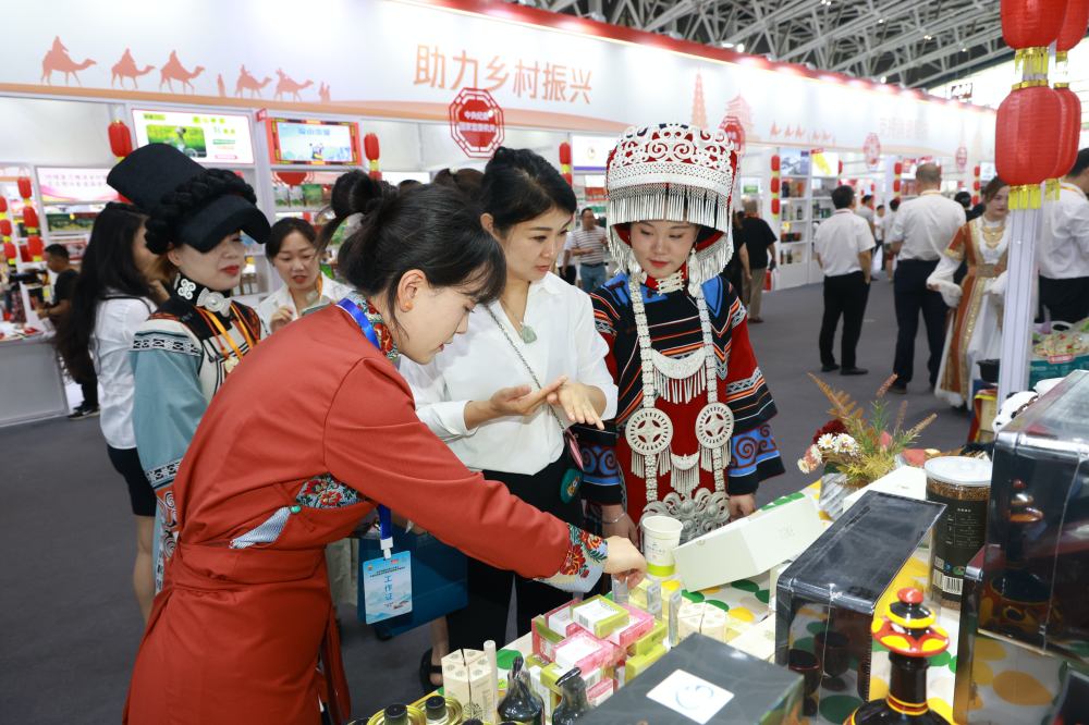 央企消費(fèi)幫扶聚力行動(dòng)之中國(guó)石油昆侖好客第四屆購(gòu)物節(jié)四川銷(xiāo)售公司展區(qū)現(xiàn)場(chǎng)。張悅攝 