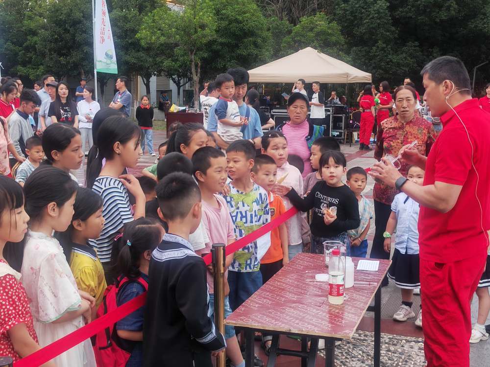 向社會(huì)公眾普及油氣知識(shí)。中國石化西南石油局供圖