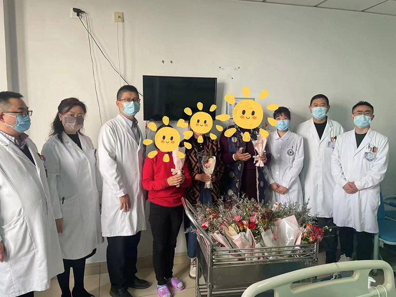 給病人及家屬送花。四川省腫瘤醫(yī)院供圖