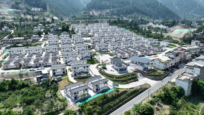 瀘定縣得妥鎮(zhèn)北頭村統(tǒng)規(guī)統(tǒng)建安置點。瀘定縣委宣傳部供圖