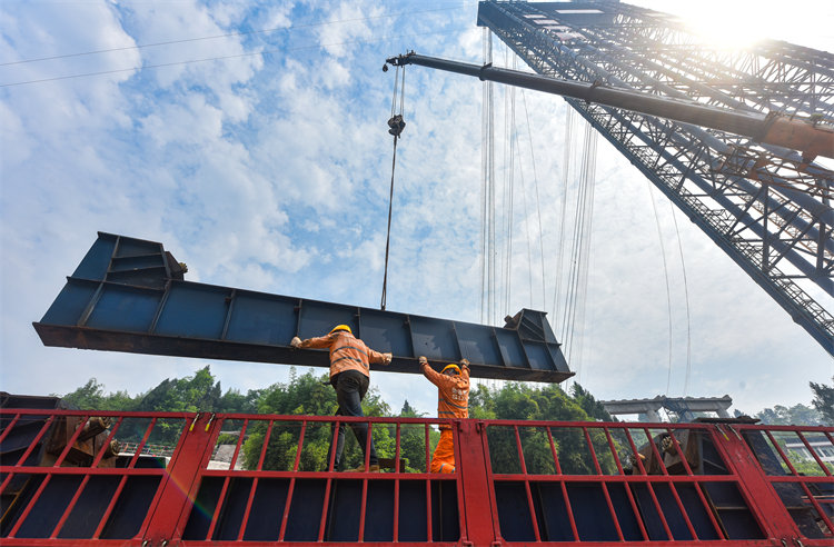 修建中的鎮(zhèn)廣高速白馬渠江特大橋。張國盛攝