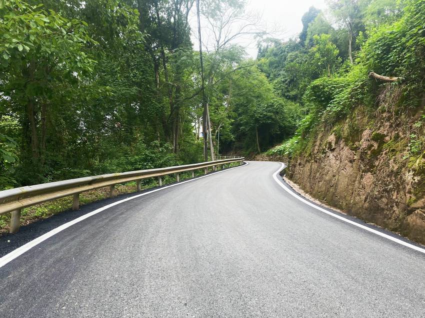 鋪設(shè)瀝青后的苦竹溪至雙魚湖水庫段道路。通川區(qū)融媒體中心供圖