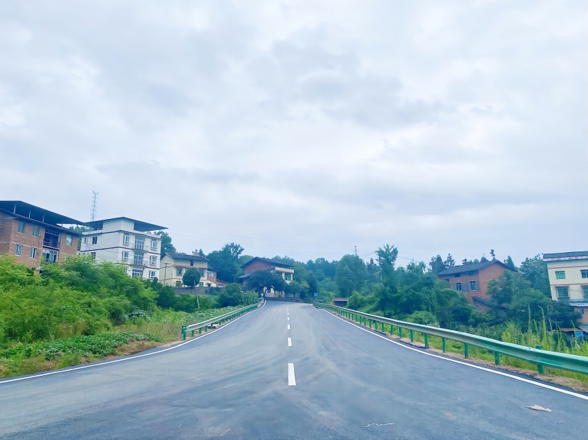 寬闊平整的柏油路。通川區(qū)融媒體中心供圖