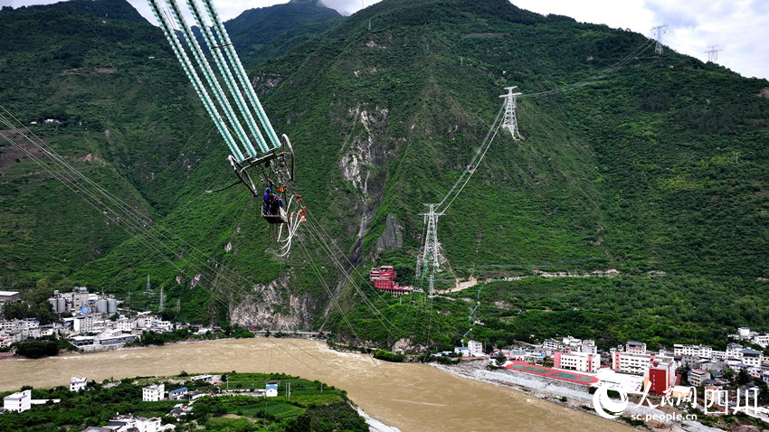 電力工人正在高空作業(yè)。劉湘釩攝