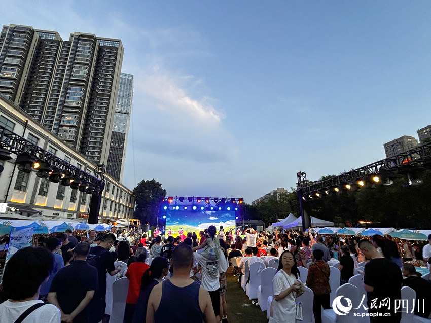 熱鬧的活動(dòng)現(xiàn)場(chǎng)。人民網(wǎng) 彭茜攝