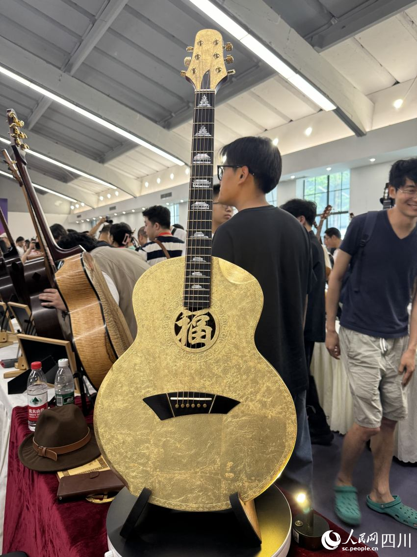 將中國古建筑和福字融入吉他設(shè)計。人民網(wǎng) 王凡攝