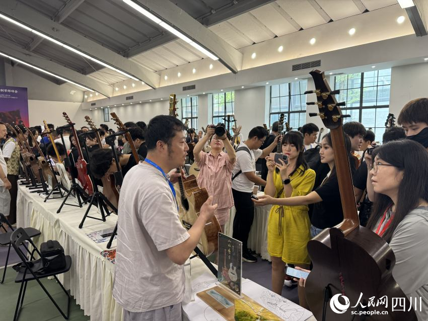 制琴師講述吉他的制作理念。人民網(wǎng) 王凡攝