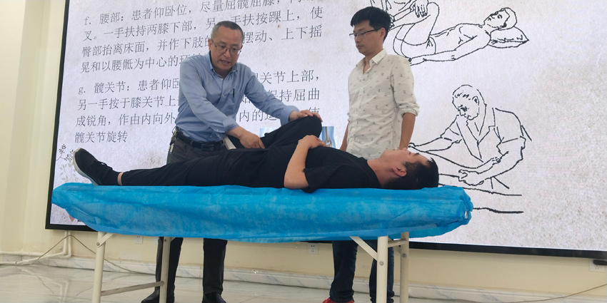 現(xiàn)場教學。汶川縣中醫(yī)醫(yī)院供圖