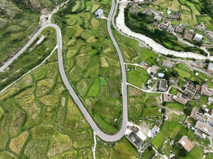 理亞公路，風景如畫。鄧波攝