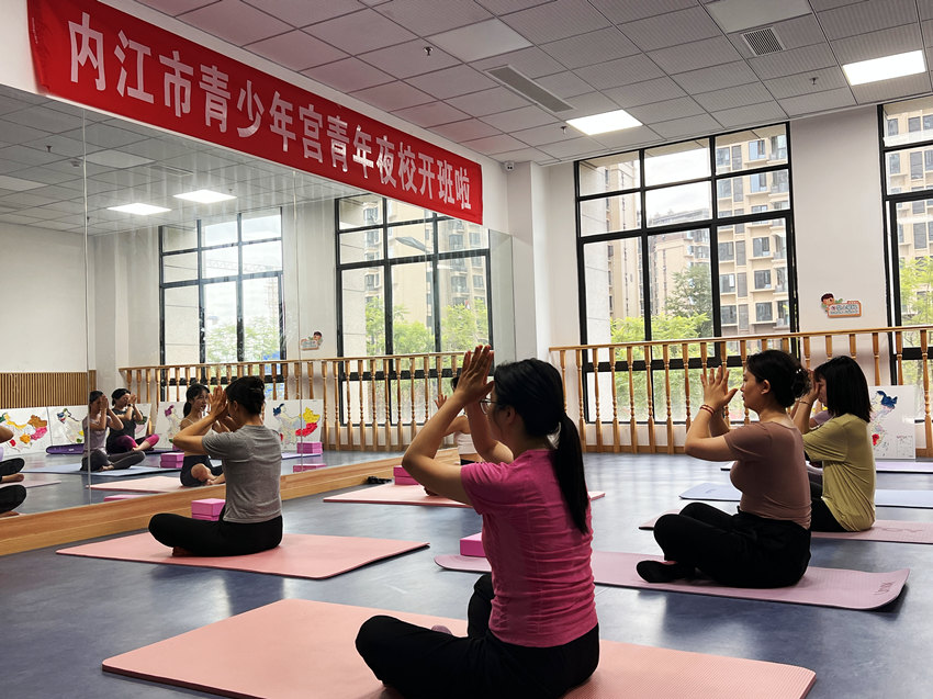 “青年夜校”的學(xué)員們正在上瑜伽課。羅尹攝