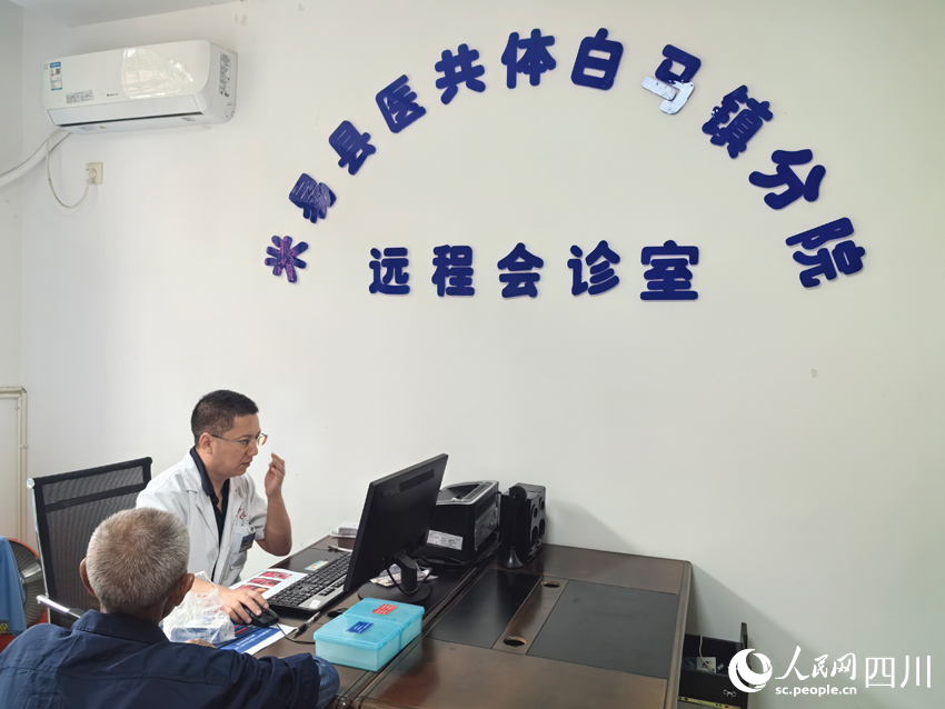 鄉(xiāng)鎮(zhèn)衛(wèi)生院里的遠程會診室。人民網記者 劉海天攝