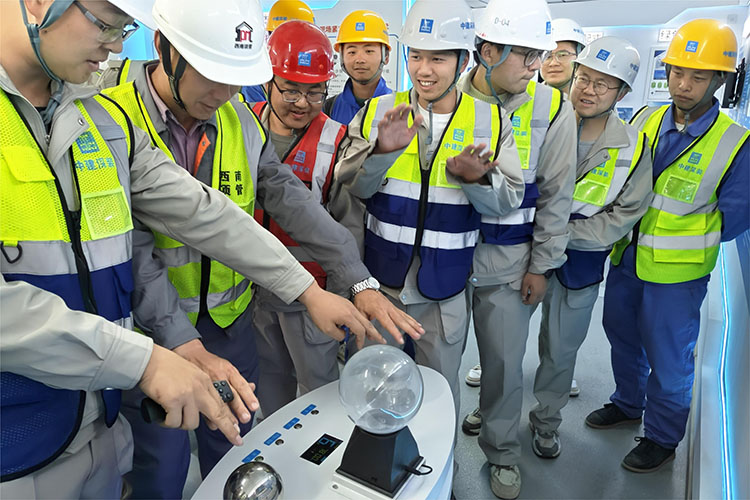 工友、管理人員感受觸電體驗。中建深裝西南公司供圖