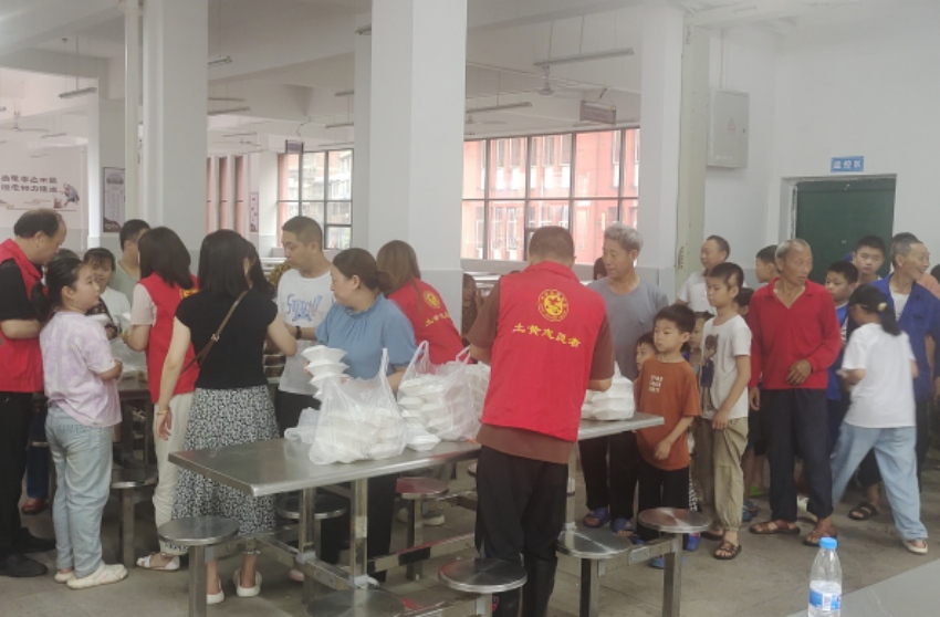 臨時(shí)安置點(diǎn)群眾們正在領(lǐng)取盒飯。宣漢縣委宣傳部供圖