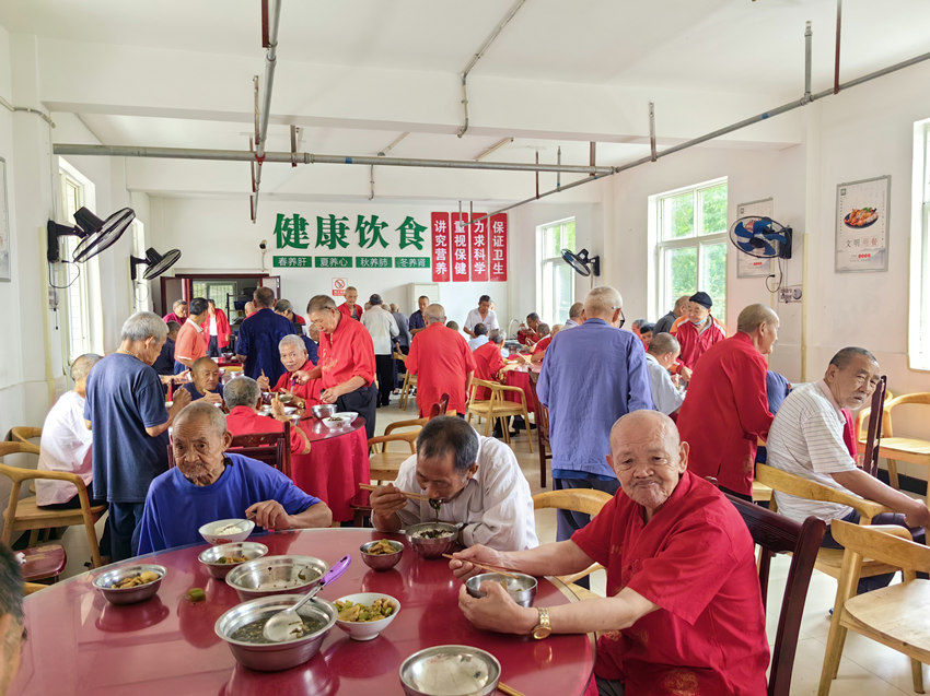 區(qū)域性養(yǎng)老服務(wù)中心的老人們正在吃午餐。姜曉鳳攝