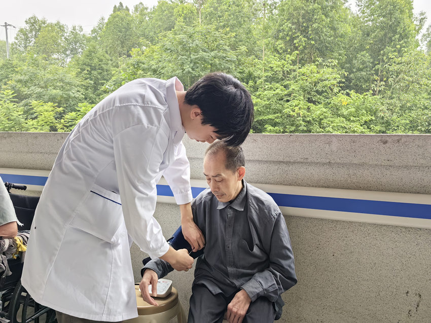 護(hù)士姚炎鋒在給老人測量血壓。姜曉鳳攝