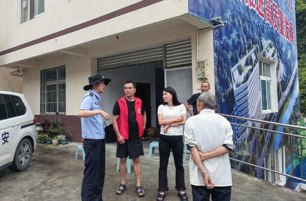 公安民警配合現(xiàn)場專業(yè)救援力量，開展各項應(yīng)急搶險救援工作。 四川公安供圖