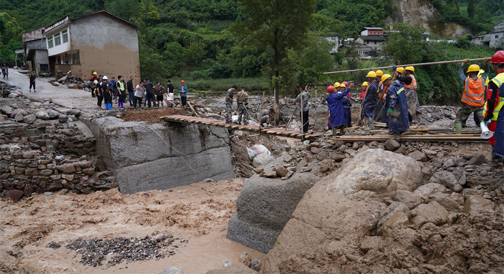 直擊四川漢源搶險(xiǎn)救災(zāi)現(xiàn)場：搭建便橋。雅安市融媒體中心、漢源縣融媒體中心供圖