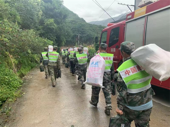 救援現(xiàn)場。雅安軍分區(qū)供圖