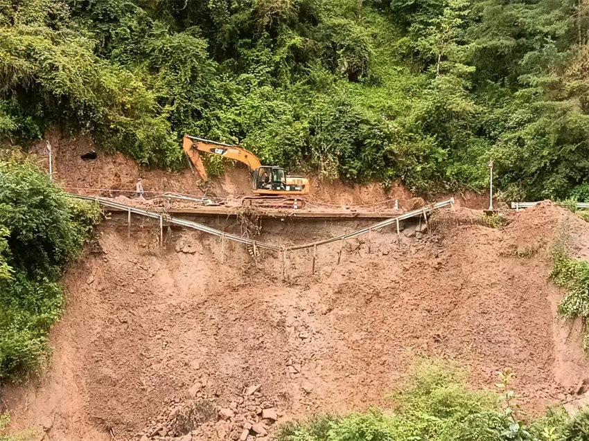 道路搶通現(xiàn)場。中國安能三局成都公司供圖