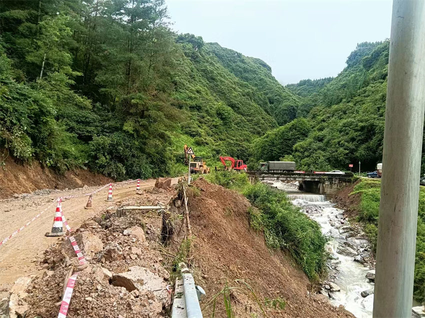 道路搶通現(xiàn)場(chǎng)。中國(guó)安能三局成都公司供圖