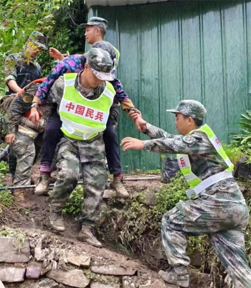 救援現(xiàn)場。雅安軍分區(qū)供圖