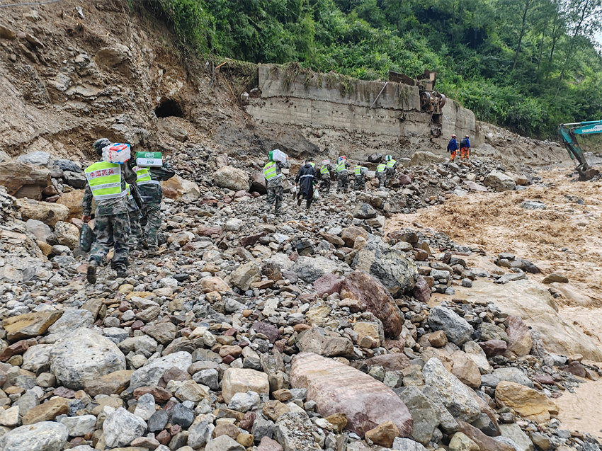 官兵民兵持續(xù)奮戰(zhàn)救援一線。四川省軍區(qū)供圖