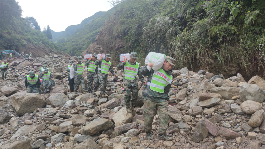 官兵民兵持續(xù)奮戰(zhàn)救援一線。四川省軍區(qū)供圖