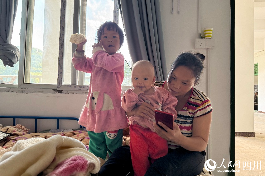 漢源縣馬烈鄉(xiāng)新華小學(xué)安置點(diǎn)的婦女和孩子。人民網(wǎng) 王凡攝