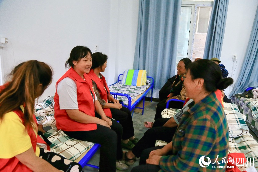 漢源縣馬烈鄉(xiāng)新華小學(xué)安置點的志愿者們。人民網(wǎng)記者 朱虹攝