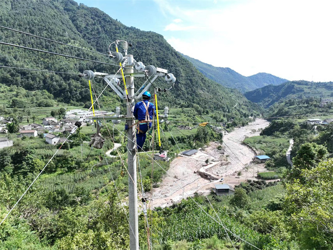 搶修線路。宋豪新、曹頎攝