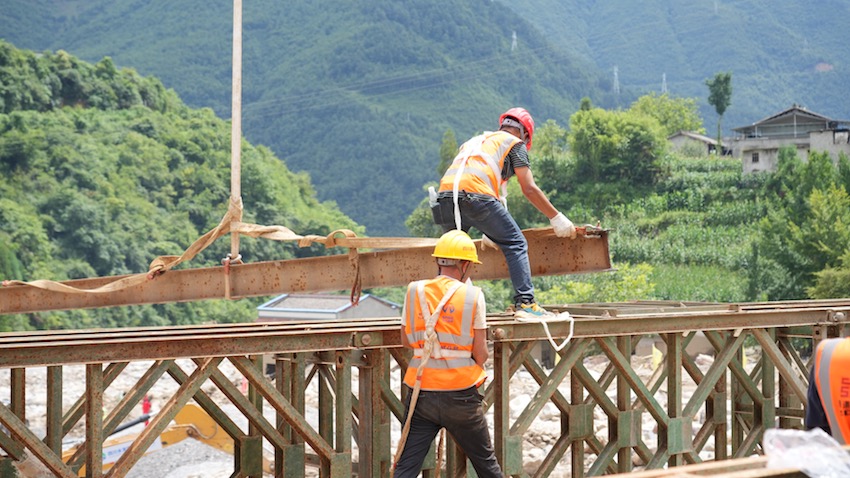 施工人員正在加緊架起鋼橋。四川省交通運(yùn)輸廳供圖